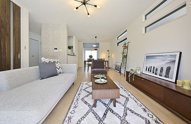 【【LDK同仕様】】リビングはご家族団らんはもちろん、お客様をお迎えする大切な空間でもあります。大勢集まっても圧迫感がなく、開放的な空間でゆったりとお過ごしいただけます。