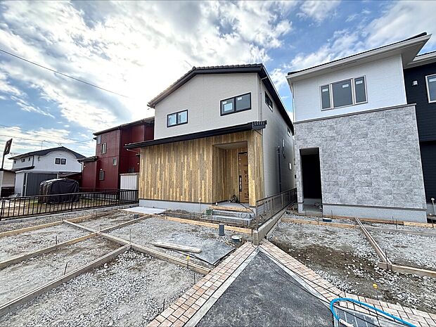 【【F棟　外観】】流行に左右されず、将来にわたって価値が継続する凛とした佇まい。おしゃれな雰囲気や自然の潤い、親しみやすさといった暮らしを豊かにしてくれる住空間です。