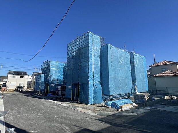 【【G棟・H棟　外観】】G棟、H棟を連棟撮影です。
区画中央（G棟・H棟の西側）の公道は約6.0ｍ幅ですので駐車もしやすいです。
周辺は閑静な住宅街。東側4棟は2026年3月完成を目指し、現在建築中です。