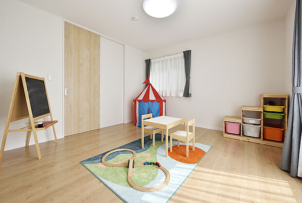 【【洋室同仕様】】お子さまのお部屋や、趣味のスペースとしてもご活用いただけます。ライフスタイルに合わせて柔軟に対応できるお部屋です。