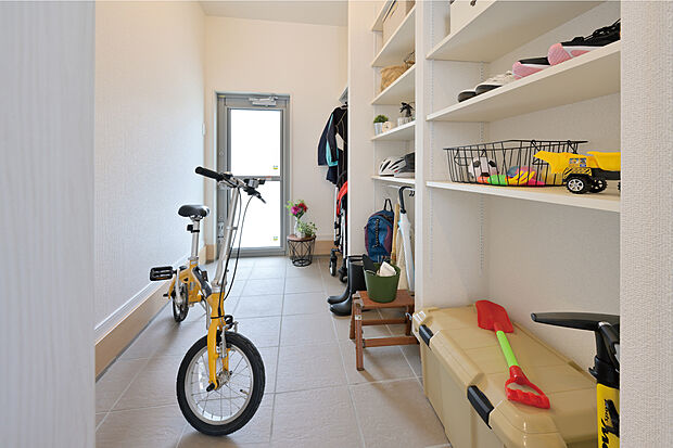 【【玄関収納】】玄関収納は全邸標準仕様(形状は各邸異なります)。三輪車やゴルフバッグなど屋外で使用するものを室内に持ち込むことなくスッキリ収納できます。