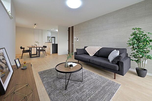 【【LDK同仕様】】リビングはご家族団らんはもちろん、お客様をお迎えする大切な空間でもあります。大勢集まっても圧迫感がなく、開放的な空間でゆったりとお過ごしいただけます。