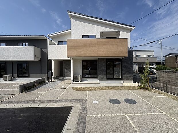 【【B棟　外観】】流行に左右されず、将来にわたって価値が継続する凛とした佇まい。おしゃれな雰囲気や自然の潤い、親しみやすさといった暮らしを豊かにしてくれる住空間です。