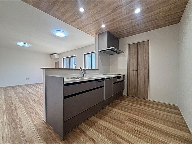 【【A棟 キッチン】】食器洗乾燥機付きでご家族の食器もピカピカ。後片付けもラクラクこなせて、日々の生活には欠かせない便利設備。環境にも手にも優しいのが嬉しいポイント!