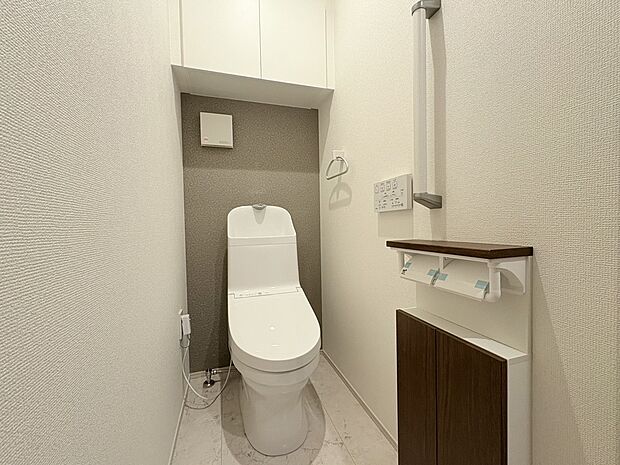 【【C棟　トイレ】】お掃除が簡単な節水型シャワートイレ。収納を設置していますので、小物や掃除用具、トイレ用品などの収納に便利です。