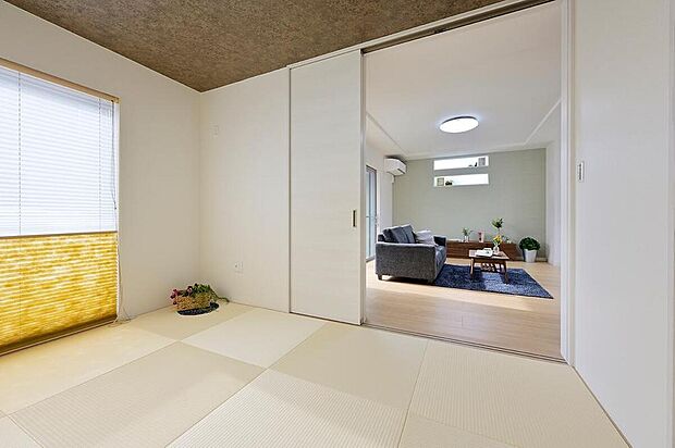 【【和室同仕様】】LDKと隣接した6.0帖の和室空間。 のんびりと寛ぐのも良し、お子様の遊び場としてもご活用いただけます。