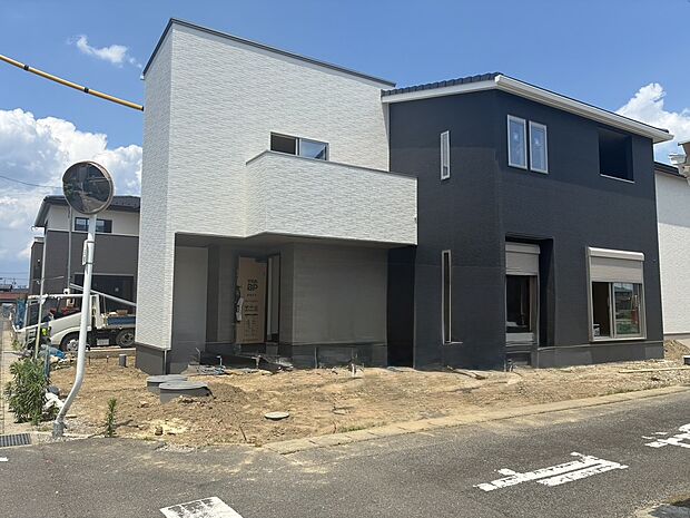 【【B棟　外観】】住まいの顔となる外観は、2トーンの配色で、洗練された印象のデザインです。ゲストをお招きする際も、気持ち良くお迎えできそうです。