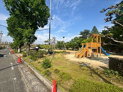 清洲公園 約250m(徒歩約4分　自転車約1分)