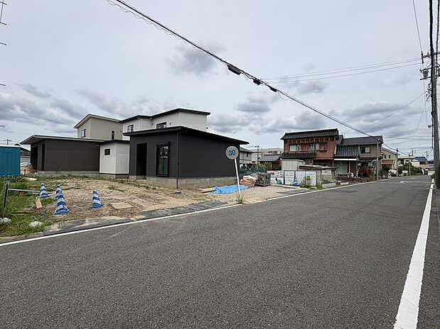 【【B棟　外観】】南側からの撮影です。
土地面積101坪以上！駐車5台分を確保！
東側は約7.2ｍの道路幅がありますので駐車もゆったりとできそうです。準平屋仕様、中庭付き5LDKの住まいです。