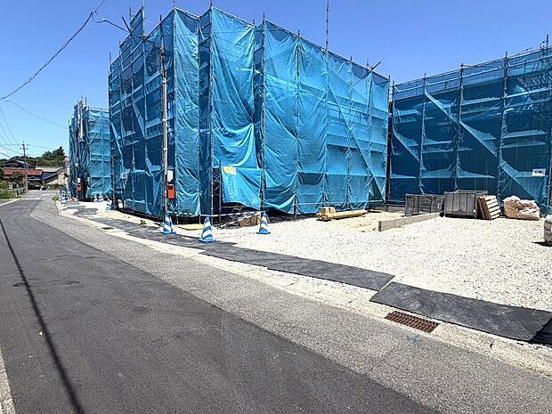 【【前面道路含む現地写真】】現在建築中です。完成に向けて順調に工事が進んでいます。