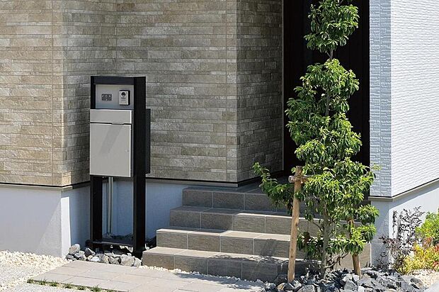 【【宅配ボックス】】外出時も荷物の受け取りが可能な宅配ボックスを標準設置。毎日の暮らしにゆとりをもたらすプラスワン設備です(物件により仕様は異なります)。