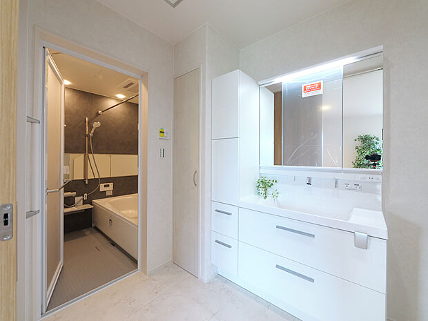 【【I棟　洗面室】】W900の洗面台にW300の収納が付帯。更にタオルや、洗面周りのストック品をしまうための収納もついています。いつでもスッキリ整った空間を維持できそうです。