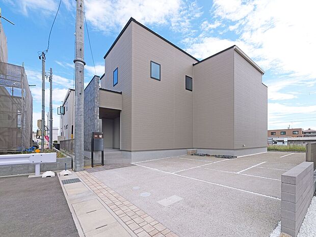 【【H棟　外観】】スタイリッシュでありながら温かみを感じる外観です。玄関ポーチにゆとりがあり、自転車やベビーカーも置けます。