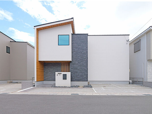 【【I棟　外観】】外壁が周囲の街並みと青空に映えるお洒落な仕上がり！青い空が大きく感じます。飽きの来ないシンプルでスタイリッシュな外観です。