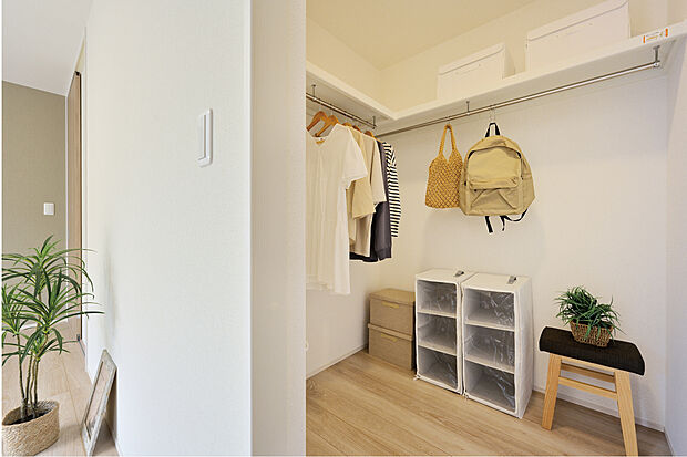 【ウォークインクローゼット】主寝室の収納には、ウォークインクローゼットを標準としています。（形状は各邸異なります）衣類はハンガーに掛け、かばんなどの小物は上段へ。スーツケースなどのかさばるものも、十分しまえる広さです。