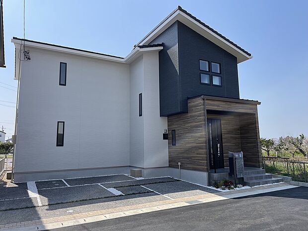 【C棟　外観】玄関側の外観です。1棟ごとに個性を持ちつつ周囲の街並みに馴染むようデザインされています。