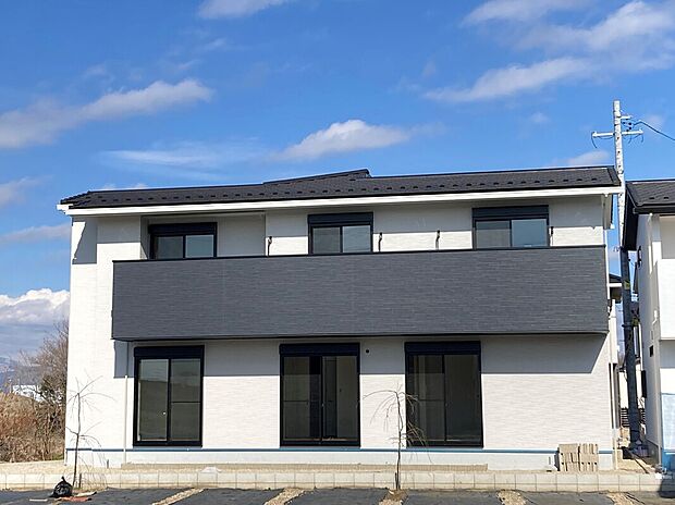 【C棟　外観】2階は南に洋室が3室面しておりバルコニーも広く、布団干しも一度に済ませられそうです。