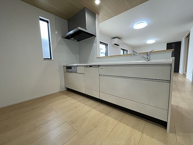 【【A棟　キッチン】】お料理や他の家事をしながら大切なご家族との会話を楽しめます。ご家族とのコミュニケーションが生まれる対面式のシステムキッチンです。