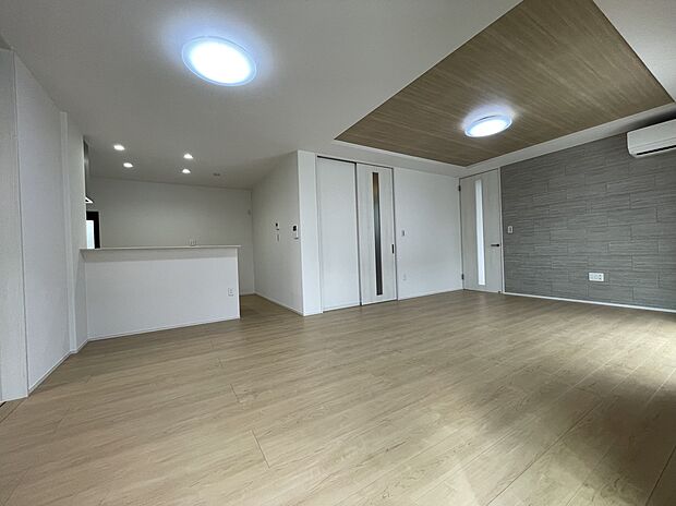 【【B棟　LDK】】広くゆったりとご家族揃って寛げるLDKは20.0帖。毎日の始まりと終わりをここで迎える大切な空間です。落ち着いた雰囲気で過ごしたりご家族でわいわい盛り上がったりする日も◎