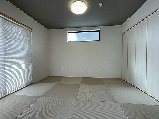 【【B棟　和室】】来客の際には、LDKと和室の間の扉を開けることで、開放感あふれる空間に！一体利用により、26.0帖の大空間が誕生します。ゆったりとお寛ぎいただけます。