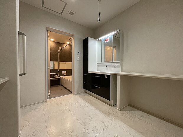 【【B棟　洗面室】】ゆとりある洗面室なら、混雑する朝もゆっくり着脱衣や身支度などができそうです。三面鏡仕様で、混み合う時間帯は横に並んで使用できます。