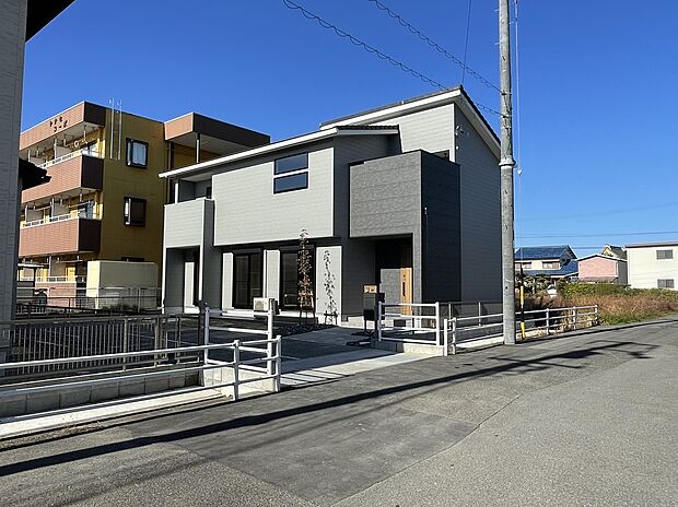 【【C棟　外観】】流行に左右されず、将来にわたって価値が継続する凛とした佇まい。おしゃれな雰囲気や自然の潤い、親しみやすさといった暮らしを豊かにしてくれる住空間です。