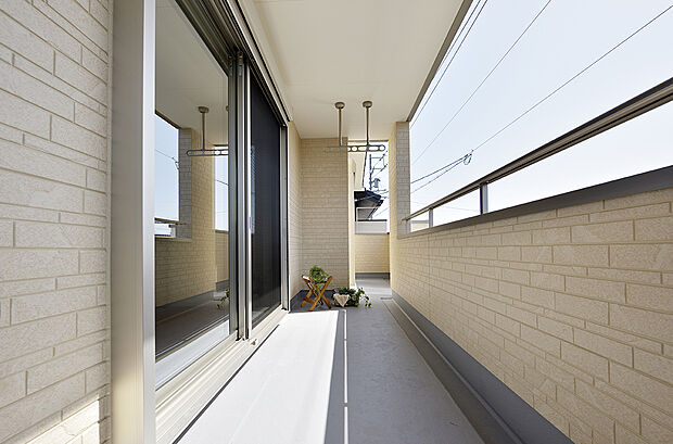 【【バルコニー同仕様】】日当たりの良いバルコニーは、一度にたくさんのお洗濯物が干せるのが魅力！バルコニーは洗濯物を干すだけの場所じゃなく、ご家族のゆとりある時間を演出するプライベート空間。