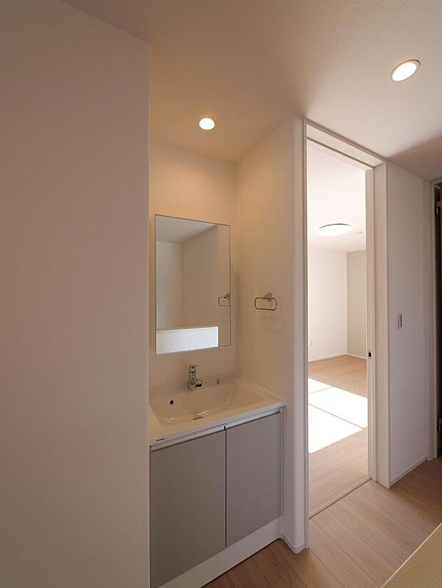 【【B棟 2階洗面台】】2階にもセカンド洗面台を設置致しました。2階でも水道がご利用頂けます!ちょっとした拭き掃除やポットでお湯を沸かしてお茶を楽しんで頂くにも便利です。