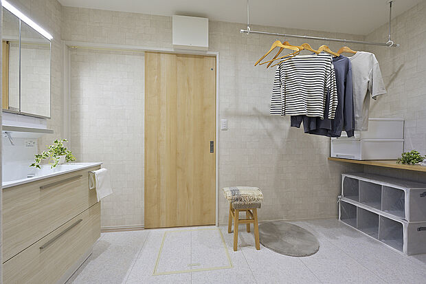 【【洗面室同仕様】】毎日の洗濯が楽になる便利なカウンター付きランドリースペース。洗う・干す・乾かす・畳むが1つの空間で行え、家事動線がラクラクです♪
