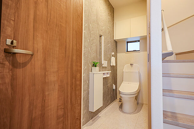 【【トイレ同仕様】】1階のトイレには手すりを設置しています。移動や立ち上がりなどの際に便利！妊娠中の方や、年齢を重ねた後でも安心して暮らしていただけます。