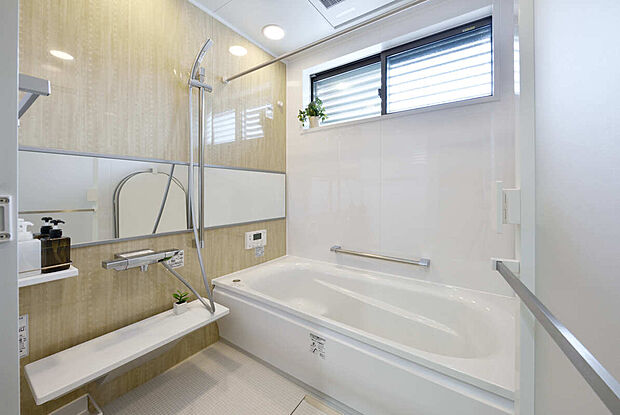 【【浴室同仕様】】ゆとりある1717サイズのシステムバス。保温材付きの魔法びん浴槽やお掃除ラクラクほっカラリ床を搭載し、毎日のバスタイムを快適にお過ごしいただけます。