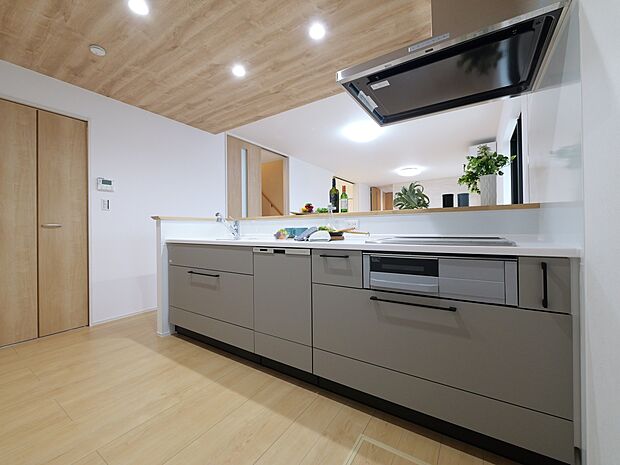 【【キッチン同仕様】】お手入れ簡単、収納力、使いやすさにこだわったシステムキッチンです。キッチンでの作業が楽しくなる嬉しい設備を標準装備しています。