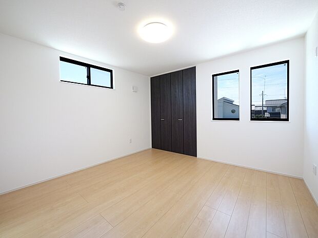 【【洋室同仕様】】平屋+2階に3部屋を確保しています。ライフステージの変化に合わせて柔軟に対応可能な住まいで、「空間的ゆとり」が将来に亘り永く安心感をもたらします。