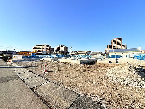 【現地全景写真】
ご自身のお車だけでなく、来客用や将来はお子様の駐車スペースとしても使えるので3～4台停められるのは嬉しいポイントです。