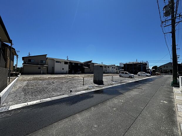 【前面道路含む現地写真】
アピタ桑名店まで自転車約6分、車約3分(約1500m)。休日にはご家族連れで賑わうショッピングセンターで、お買い物もお食事も楽しめます。