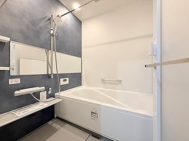 【【浴室同仕様】】浴室暖房乾燥機付きで雨の日でも洗濯物が干せるので、忙しい共働きのご家庭でも大活躍です。様々な機能があり入浴前後に重宝します。