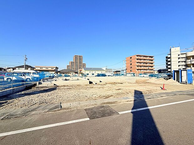 【【前面道路含む現地写真】】ご自身のお車だけでなく、来客用や将来はお子様の駐車スペースとしても使えるので3～4台停められるのは嬉しいポイントです。