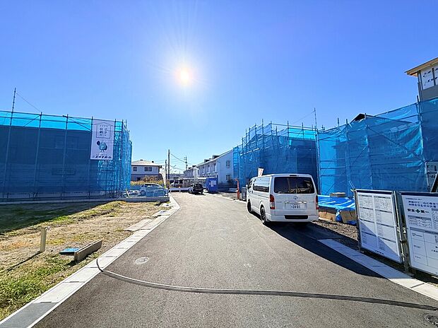 【【前面道路含む現地写真】】ご家族と一緒に楽しくショッピングを楽しめる住環境に立地！子育て用品の品揃えも豊富なショッピングモールまで車で約3分(約700m)の距離です。