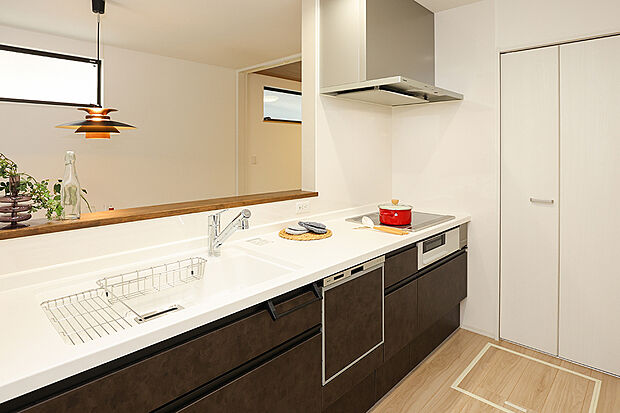 【【キッチン同仕様】】毎日使うから、家事ラク×時短にこだわったシステムキッチンを採用！食器洗乾燥機・浄水器混合栓を標準装備。人造大理石のシンクは日々のお手入れの負担を軽減し、高級感を演出します。