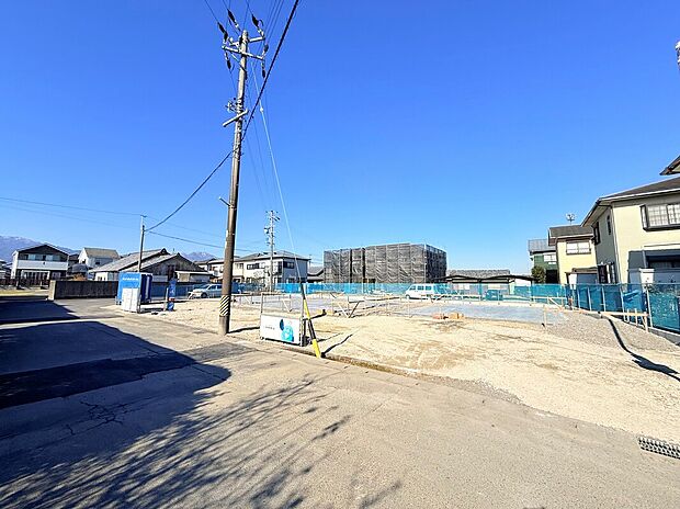 【【前面道路含む現地写真】】近鉄湯の山線「菰野」駅まで徒歩約13分のロケーション。最寄りの三重交通バス「イオンタウン菰野」停も徒歩約9分で、公共交通機関をご利用しやすい環境です。