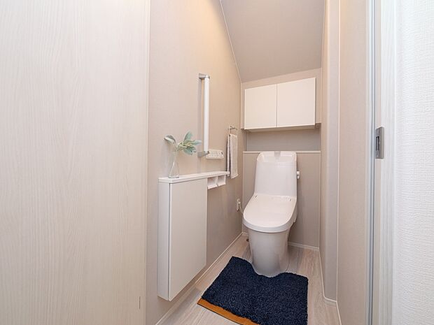 【【トイレ同仕様】】温水洗浄便座付き。従来品に比べ洗浄水量を約7割カットした節水型のトイレです。1階・2階の2箇所に設け、来客時も気兼ねなく利用できます。