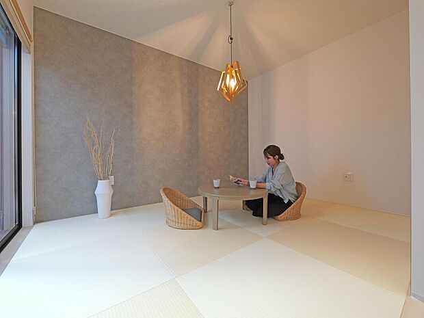 【【和室同仕様】】半帖畳とプリーツスクリーンを採用した、モダンな和空間。収納と採光部を設けています。中庭・LDKと動線がスムーズで多用途にお使いいただけます。