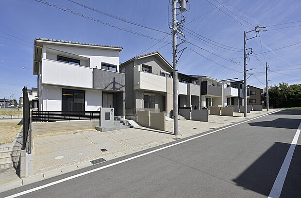 【外観】
外壁が周囲の街並みと青空に映えるお洒落な仕上がり！周囲には高い建物のないエリア。青い空が大きく感じられ、開放感をご体感いただけます。