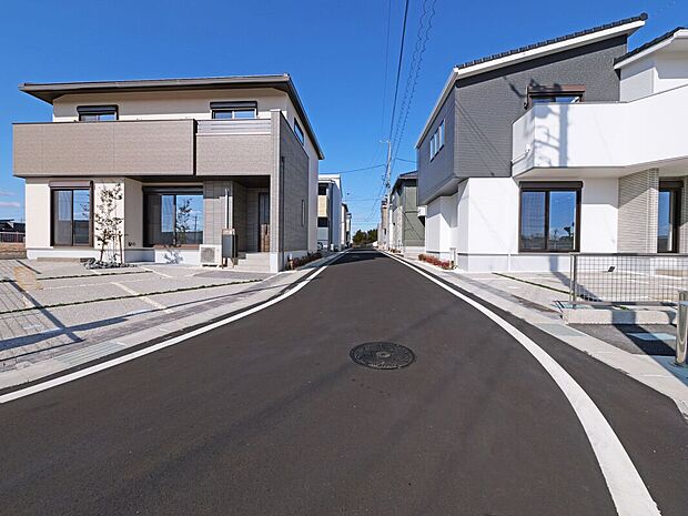 【【前面道路含む現地写真】】前面道路は約5.0m、分譲地内の道路で車通りも多くなく、車の出し入れもスムーズに行えそうです。