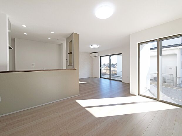 【【L棟　LDK】】ご家族みんなで長い時間を過ごすリビングは一番居心地の良い場所であって欲しい空間です。開放感のある広々リビングに光と風を呼び込みます。収納も多く快適な住空間を実現します。