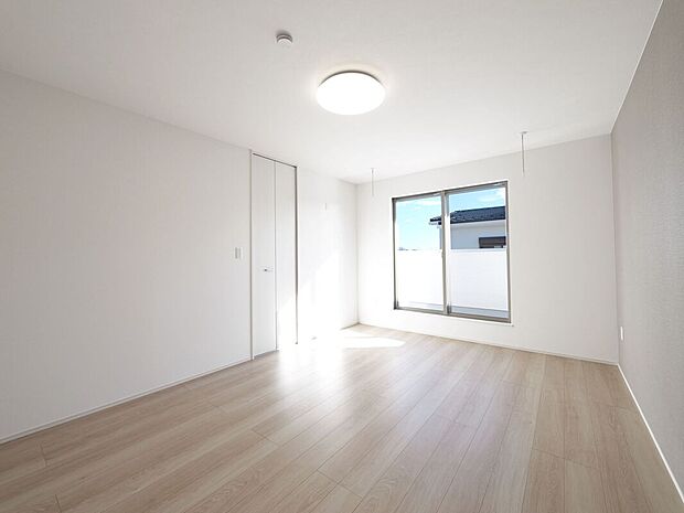 【【L棟　主寝室】】2階の主寝室には大容量のウォークインクローゼットを設置。お部屋の中をスッキリさせたい方にオススメです。