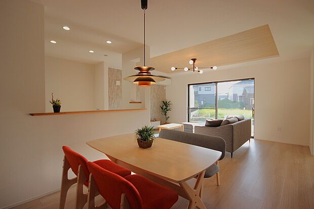 【【B棟　LDK】】ここにはみんなが集い、食事と楽しい会話が始まる。話に夢中になりすぎて、ついつい時を忘れてしまう。そんな束の間の幸せを感じさせてくれる場所です。
