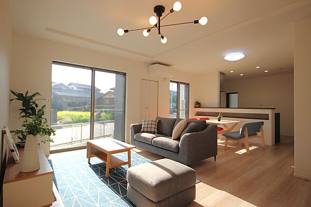 【【A棟　LDK】】対面式キッチンを配し、ご家族とのコミュニケーションが取りやすい間取りです。LDでお過ごしのご家族を見守ったり、お子様と今日一日の出来事をお話したりできます。