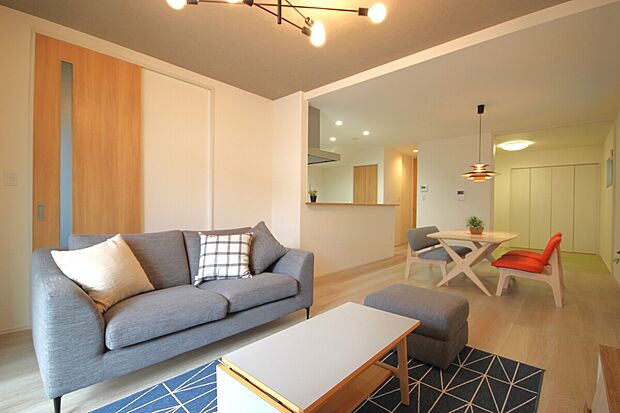 【【D棟　LDK】】LDKの形でリビングとダイニングの空間が分かりやすく、家具の配置がしやすいです。大きなソファを置いても余裕の広さで大画面テレビを置いてもソファとの距離を十分を確保できます。