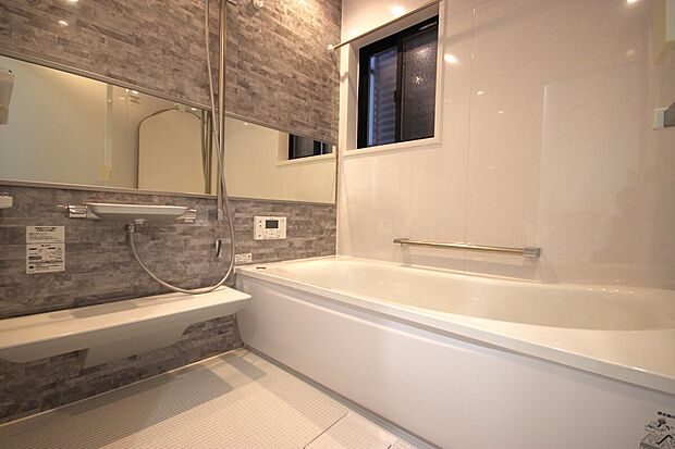 【【A棟　浴室】】1坪タイプのバスルーム。ゆったり足が伸ばせるので、毎日の疲れを癒すバスタイムを実現。ご家族一緒に入れます。浴室暖房乾燥機付きで浴室内干しも可能！